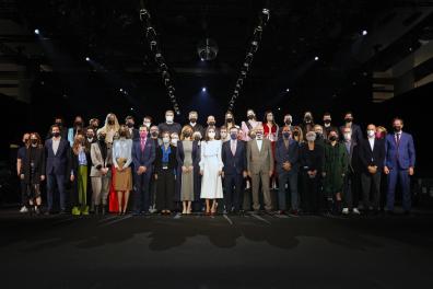 En el centro, Su Majestad la Reina Letizia; la ministra de Educación y Formación Profesional, Pilar Alegría; el director general de IFEMA MADRID, Eduardo López-Puertas; y la directora de Negocio Ferial de IFEMA MADRID, Ana Larrañaga, acompañados de los diseñadores participantes en la 75 edición de Mercedes-Benz Fashion Week Madrid y el Comité de Moda de la pasarela.