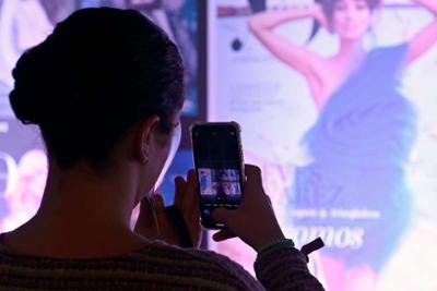 Chica sacando foto con móvil en Cibelespacio