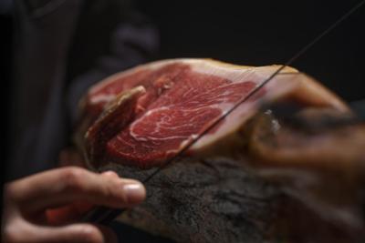 cortando un jamon de legado iberico