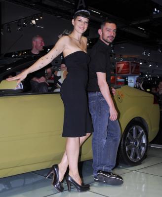 David Delfín apoyado en un coche con una mujer