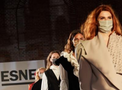 DESFILE EN ESNE