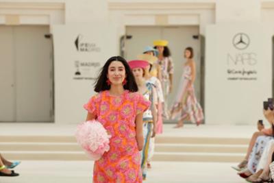 Desfile de moda flamenca de Celia B en la pasarela de Mercedes-Benz Fashion Week Madrid, con diseños coloridos, detalles artesanales y complementos inspirados en la tradición andaluza.