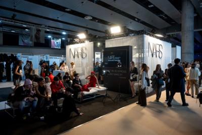 Espacio de activación de NARS en Mercedes-Benz Fashion Week Madrid, con asistentes, creadores de contenido y profesionales de la moda reunidos en una zona experiencial dedicada a belleza y maquillaje.