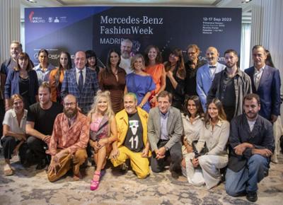 foto de familia con diseñadores en la rueda de prensa presentacion MBFWMadrid Septiembre 2023