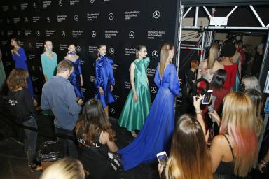 imagen en backstage desfile de Hannibal Laguna en septiembre 2020