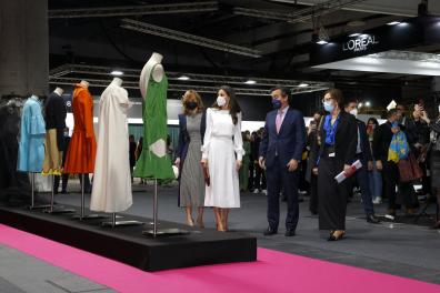 De izda. a dcha., la ministra de Educación y Formación Profesional, Pilar Alegría; Su Majestad la Reina  Letizia; el director general de IFEMA MADRID, Eduardo López-Puertas, y la directora de Negocio Ferial de IFEMA MADRID, Ana Larrañaga.
