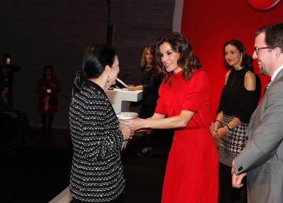 Leonnor recibiendo el premio