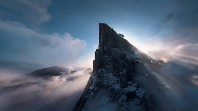 MERCEDES-BENZ Clase G 580 en una cumbre