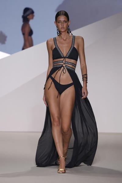 modelo desfilando en pasarela de la diseñadores Dolores Cortes