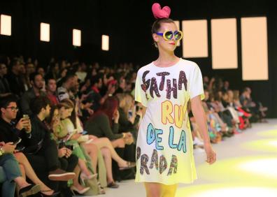 Modelo desfilando con un vestido de Agatha Ruiz