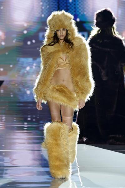 model at the Andres Sardá fashion show February 2023