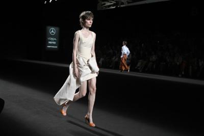 modelo en el desfile de Baro Lucas septiembre 2025