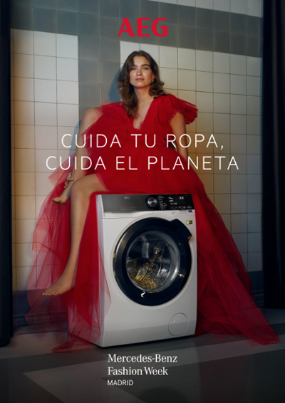 Modelo con vestido rojo sentada en una lavadora AEG