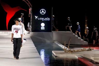 Modelos accediendo  a la pasarela