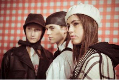 Modelos con ropa de Juan Vidal