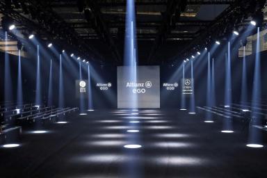 pasarela iluminada con el fondo apareciendo en la trasera allianz ego