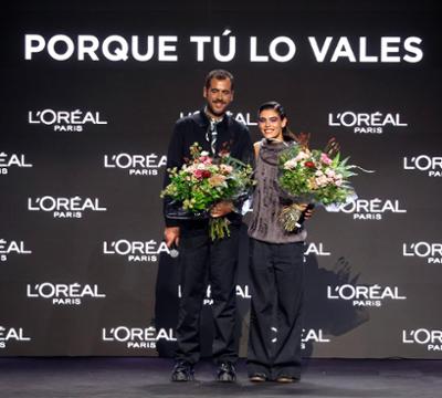 Personas recibiendo el premio L'Oréal