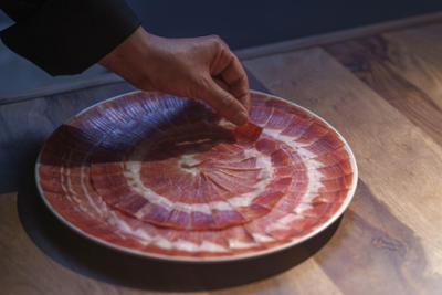 plato con jamón cortado de la marca legado iberico