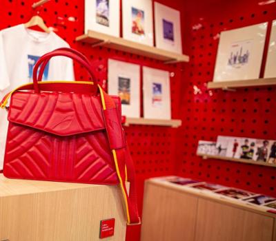 tienda iberia con un bolso rojo