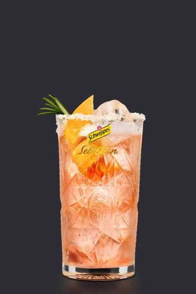 un vaso con Schweppes