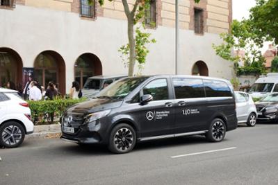 Vehículo oficial Mercedes-Benz Fashion Week Madrid estacionado frente a la Universidad Nebrija durante la celebración del evento, con branding conmemorativo de los 140 años de innovación de Mercedes-Benz.