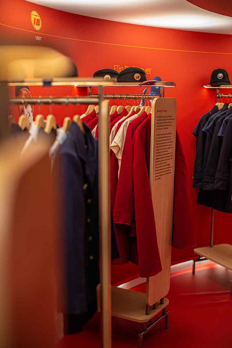Ropa en vestuario de Iberia