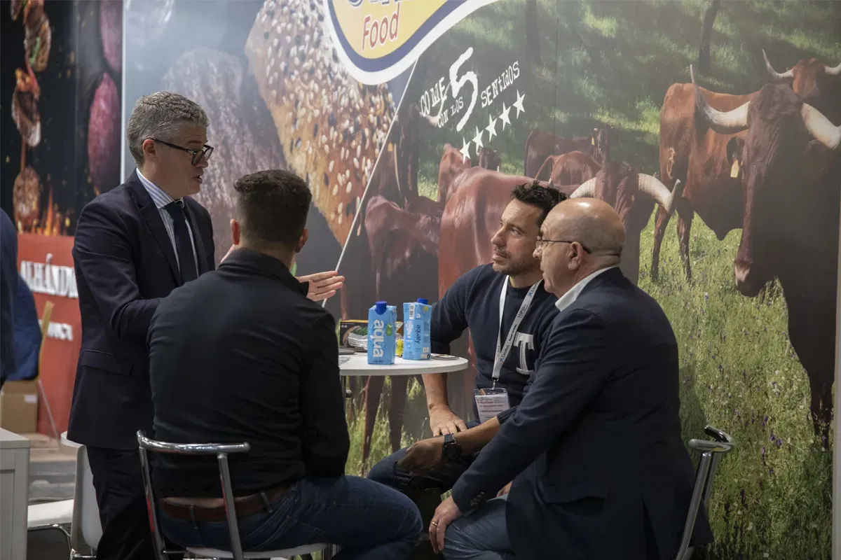 Cuatro hombres hablando en una mesa redonda