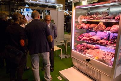 gente junto a un expositor con carnes