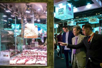 mirando un escaparate con carne
