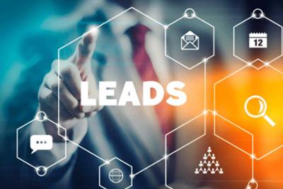 persona pulsando sobre infografía de leads