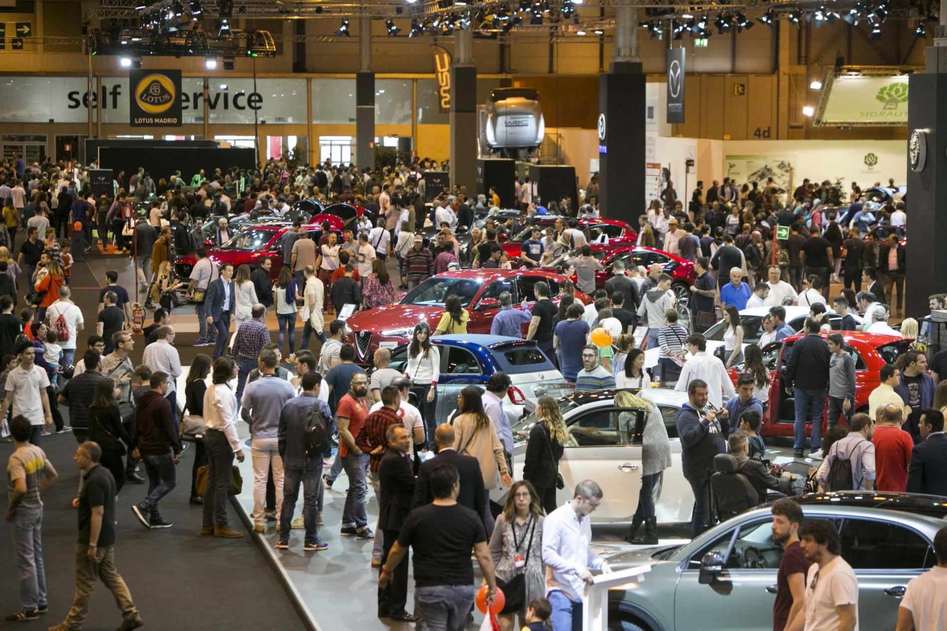 IMAGEN PABELLON CON EXPOSICION DE COCHES