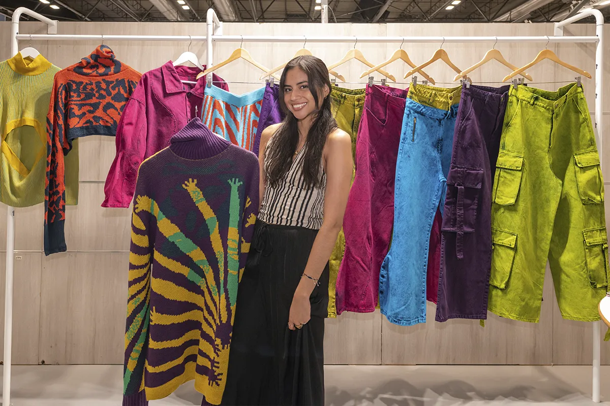 2a ganadora momad talents Lele en su stand en Momad