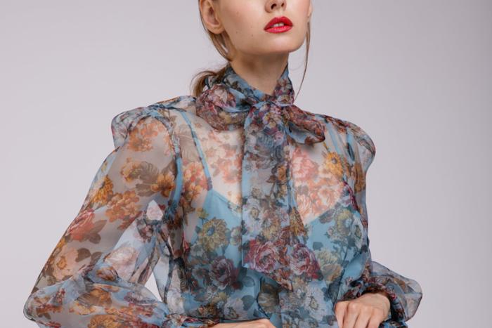 mujer con ropa blanca y negra