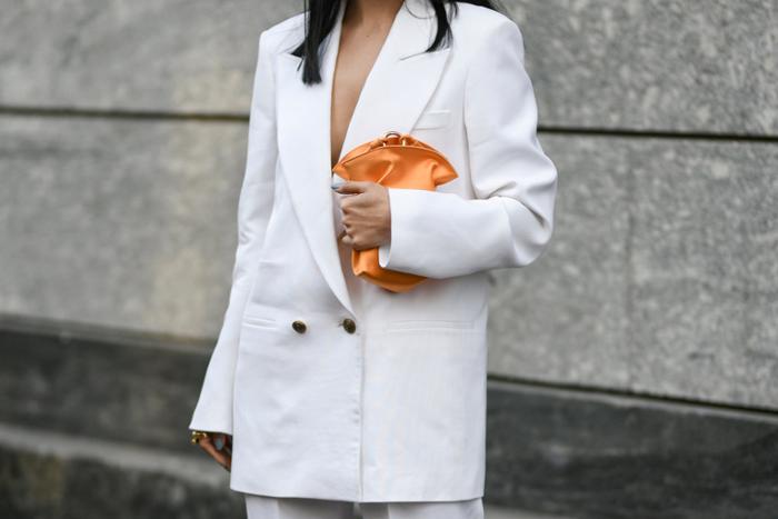 mujer con traje blanca