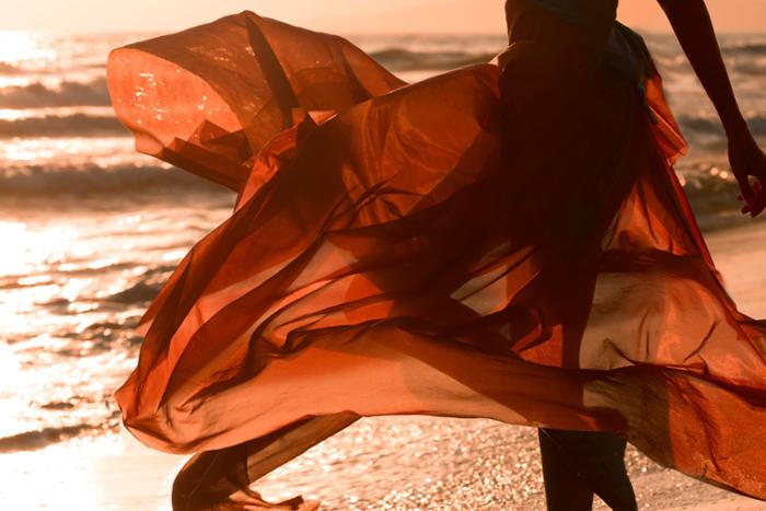 mujer con vestido en la playa