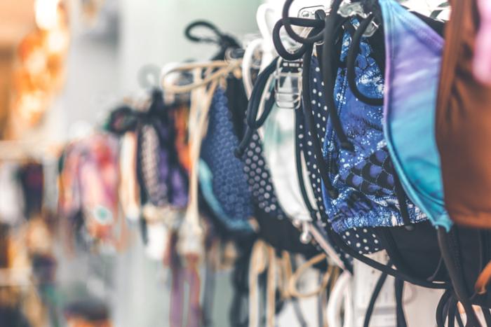 perchero con bañadores