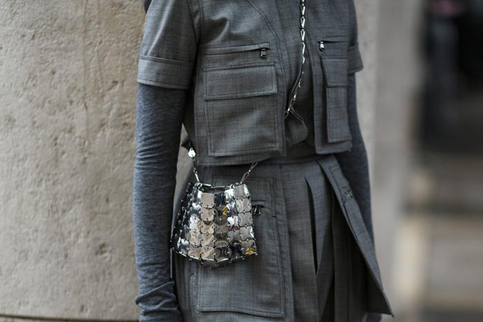 persona con ropa negra