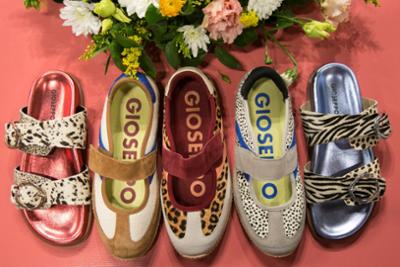 Botas camperas y gorros bordados con motivos de colores en Momad