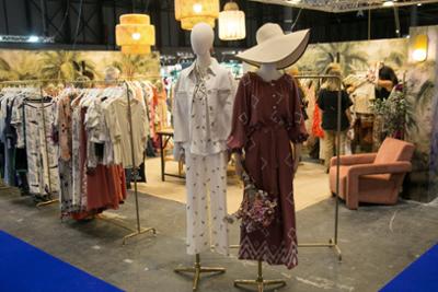 maniquíes con vestidos otoñales