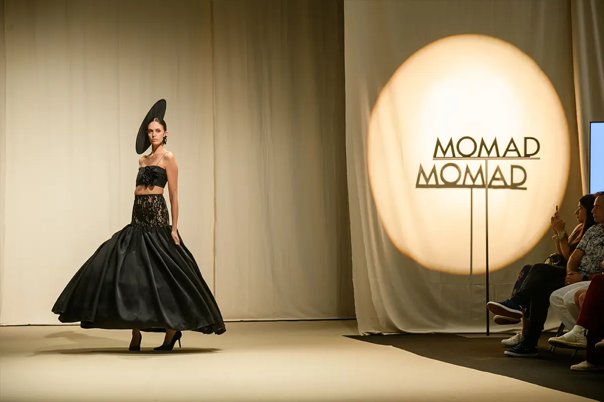 Mujer desfilando en MOMAD