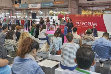 pabellon con personas en una actividad