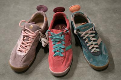 personas en un stand de MOMAD rodeadas de ropa