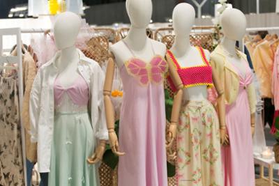 Vestidos en maniquíes en Momad