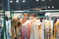 maniquies con una cazadora roja y un vestido gris