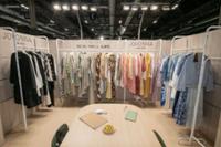 percheros con ropa en momad