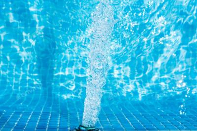 chorro de agua en piscina