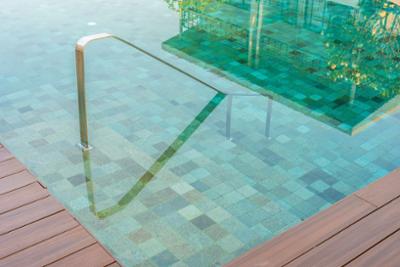 Imagen de una piscina exterior con escalera