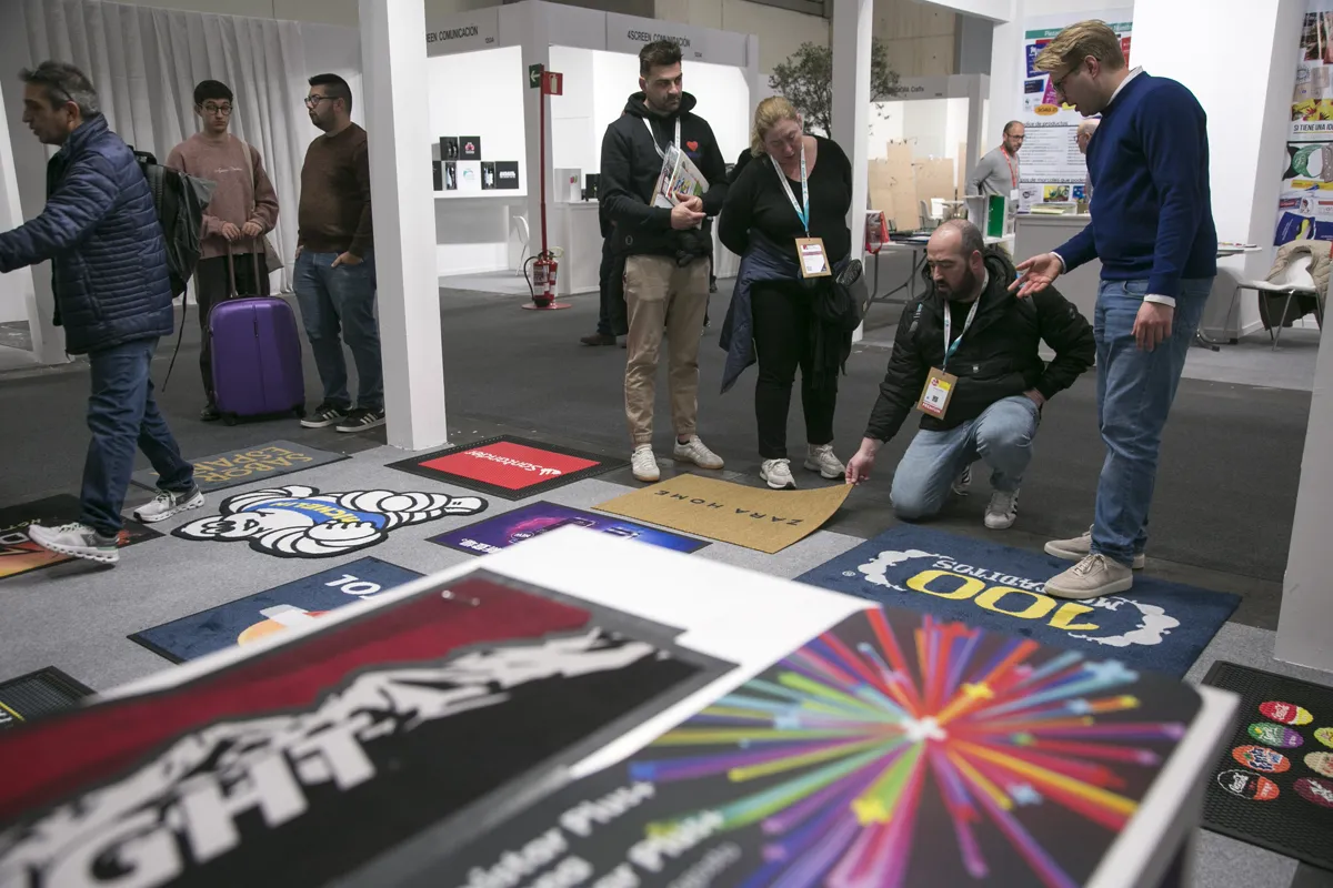 Visitantes reunidos en el stand
