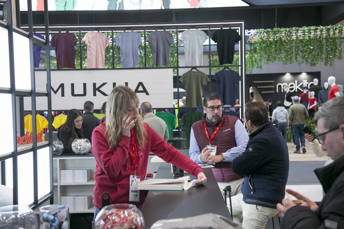 Personas en un stand de promogift