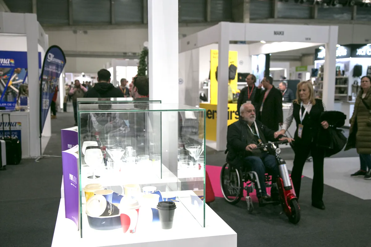 promogift pasillos con vitrinas